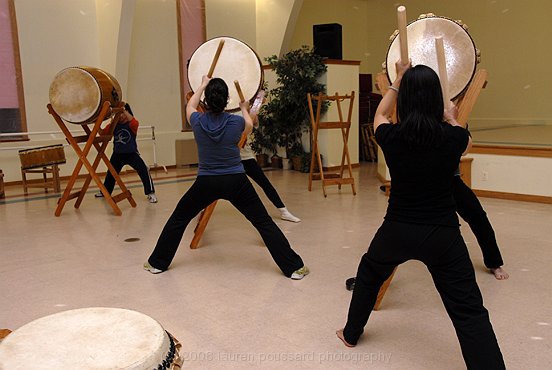 Odaiko New England students practicing taiko