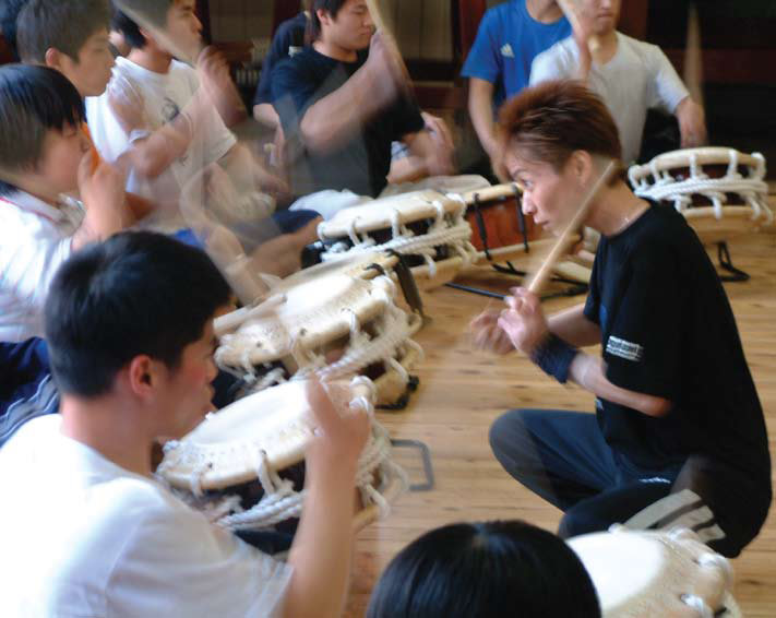 Chabo-san teaching a shime-daiko lesson